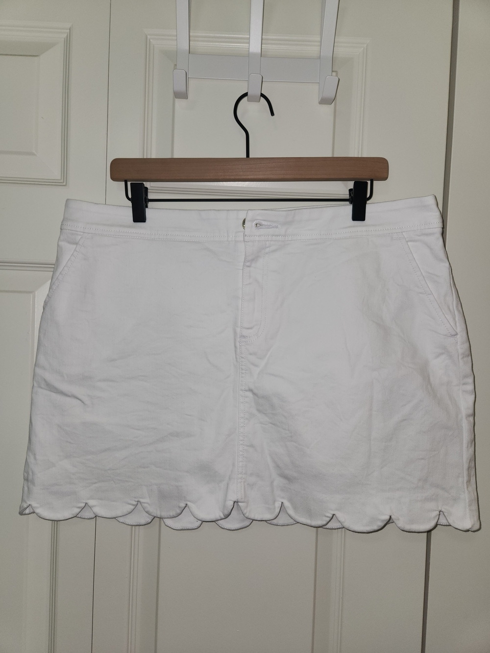 Lilly Pulitzer White Skort with Gold Logo Scalloped Edges Summer Denim